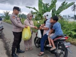 Menjelang Ramadhan, Kapolsek Kalibaru Serahkan Bunga untuk Warga yang Takziah