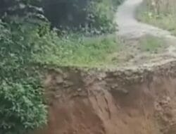 Jalan penghubung desa lau kersik dan desa lae markelang amblas