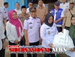 Bupati Didampingi Dinas Sosial Bagikan Beras Reguler Kepada Masyarakat Yang Terdampak Banjir