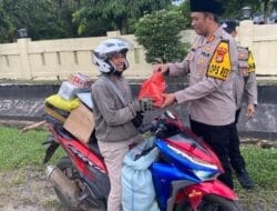 Semarak Ramadhan 1446 H, Kapolres Way Kanan Berbagi Takjil ke Pengendara