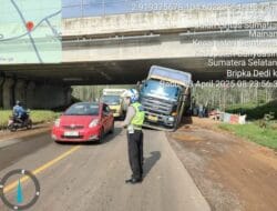 Truck Terperosok di Jalintim KM. 23 , Personil Pataka Satlantas Polres Banyuasin Lakukan Pengamanan