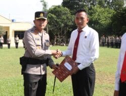 Kapolres Banyuasin Pimpin Upacara Pemberian Penghargaan Personil Yang Berprestasi dan Halal Bihalal