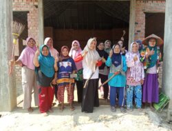 Peduli Lingkungan Kader PKK Desa Sinar Laga Laksanakan Giat Jum,at Bersih di Lingkungan Balai Desa