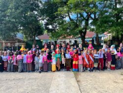 SD Negeri 1 Liabuku Peringati Hari Pendidikan Nasional Dengan Pakaian Sentuhan Adat