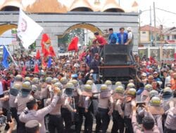 10 Polisi Terluka Saat Amankan Aksi Petani Singkong di Kantor Gubernur Lampung