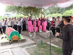 Beri Penghormatan Terakhir, Kapolres Banyuasin Pimpin Upacara Pemakaman Aipda Darmawan