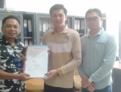 Mulyono Menyerahkan Berkas Salah Satu Peserta Bakal Calon Dirut PDAM Kabupaten Murung Raya.