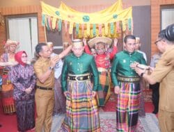 Kepala Kepolisian Republik Indonesia Dikukuhkan Gelar Adat di Kabupaten Bone Saat Mendampingi Menteri Pertanian.