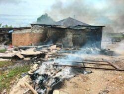 3 Rumah, 3 Mobil dan 3 Motor di Gunung Agung Lampung Tengah di Bakar Masa