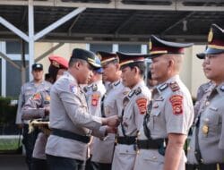 Polres OKI menggelar Upacara Serah Terima Jabatan (Sertijab) Beberapa Pejabat Utama Memenuhi Halaman Belakang Mapolres OKI