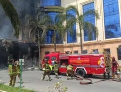 Gedung Madina Asrama Haji Medan Terbakar Hebat, Api Belum Berhasil Dipadamkan