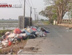 Sampah Menumpuk di Jalan Penghubung antar Desa Kampung Sawah dan Bolang, DLHK Karawang Minta Warga Sadar Lingkungan
