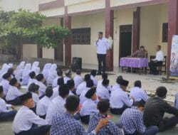 Kepala Desa dan Bhabinkamtibmas Beri Arahan Bahaya Narkoba dan Kenakalan Remaja pada MPLS SMP Tunas Bangsa