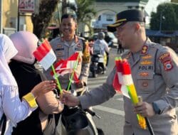 Semarak Kemerdekaan, Kapolres Maros Bagi-Bagi Bendera Merah Putih ke Pengendara