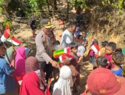 Sambut HUT RI KE 80, Wakapolres Maros Kunjungi Pelosok Pegunungan Tompobulu, Bagi Bendera Dan Alat Tulis Ke Pelajar SD