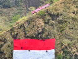 Bendera Merah Putih Membentang di Ketinggian Tebing Bossolo, Semangat Juang MAPALA 45 Bosowa Menggema