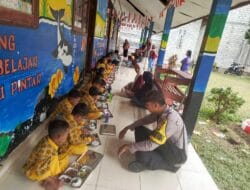 Kapolsek Monitoring Pembagian MBG Kepada Pelajar di Negeri Besar