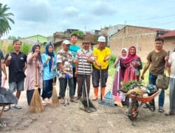 Kompak! Warga Lingkungan 2 Bersihkan Lingkungan Sambut Maulid Nabi