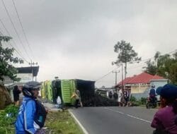Kecelakaan Tunggal Di Desa Air Putih Kali Bandung,Truk Batu Bara Terguling Di Jalan Lintas Lubuk Linggau