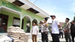 Polres Kediri Salurkan Puluhan Material, Semen untuk Pembangunan Masjid  Baitul Ghufron dusun Prambatan.